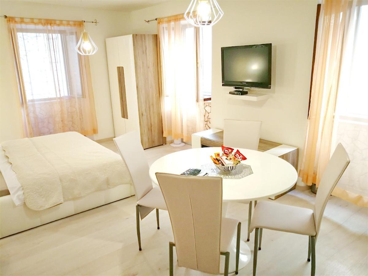 Apartments & Rooms As Vis Habitación foto